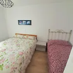 Acogedor De 2 Habitaciones, Parking & Conford *