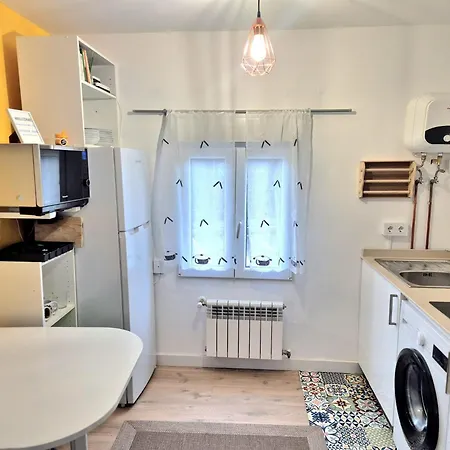 Acogedor De 2 Habitaciones, Parking & Conford דירה
