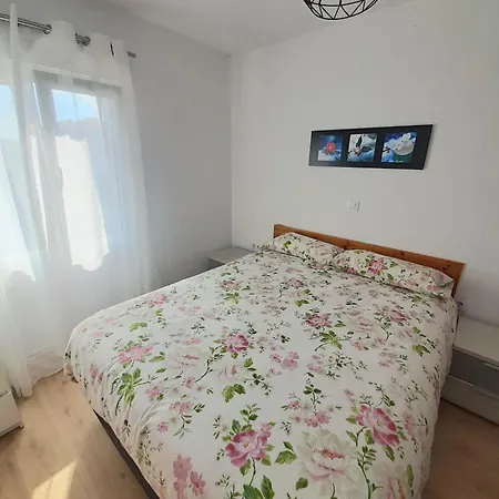Acogedor De 2 Habitaciones, Parking & Conford דירה *