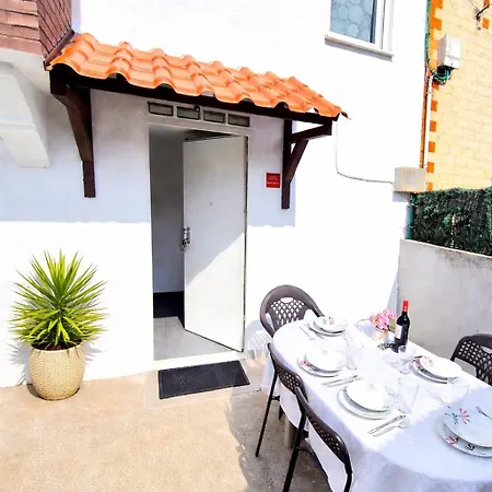 Acogedor De 2 Habitaciones, Parking & Conford דירה