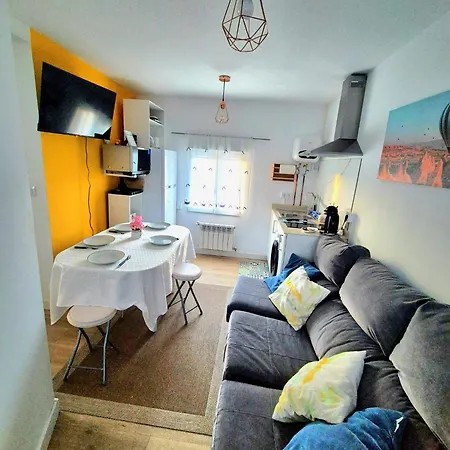 Acogedor De 2 Habitaciones, Parking & Conford דירה אל אסטיירו