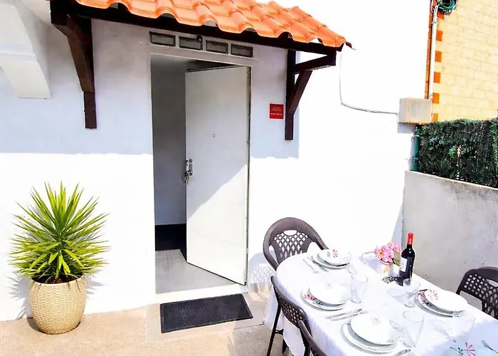 Acogedor De 2 Habitaciones, Parking & Conford Apartament